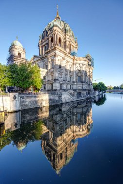 Sabahın erken saatlerinde Spree Nehri ve Berliner Dom