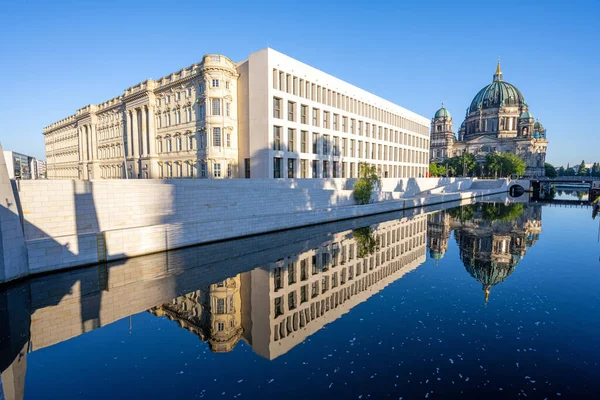 Det Ombyggda City Palace Med Berliner Dom Speglas Floden Spree — Stockfoto