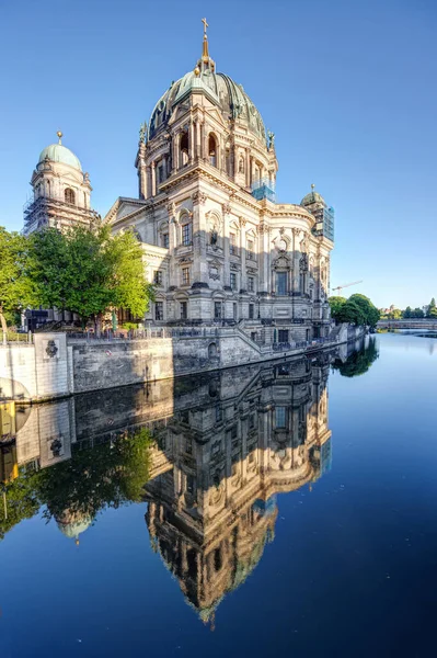 Berliner Dom Rzeki Spree Wczesnym Rankiem — Zdjęcie stockowe