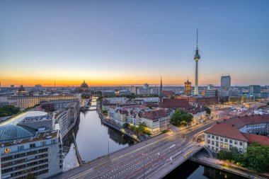 Gün batımından sonra Berlin 'de TV Kulesi, belediye binası, Katedral ve yeniden inşa edilmiş Şehir Sarayı ile birlikte.
