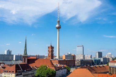 Güneşli bir günde belediye binası olan Berlin 'in ünlü TV Kulesi