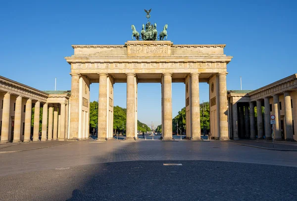 ベルリンの有名なブランデンブルク門早朝に誰もいない — ストック写真