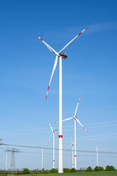 Вітрові Турбіни Лінії Електропередач Сонячний День Німеччині — стокове фото