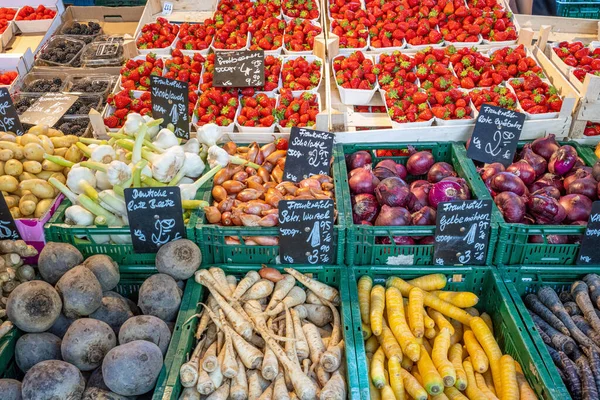 Vegetables Strawberries Sale Market — Photo