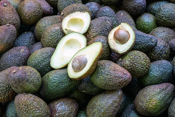 Avocados Sale Market Two Halfed Ones — 图库照片