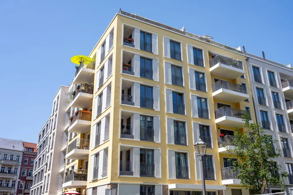 Modern Apartment House Yellow Parasol Seen Berlin —  Fotos de Stock