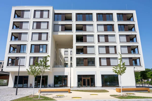 Berlin, Almanya 'da bir konut geliştirme bölgesinde modern apartman