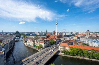 Güneşli bir günde ünlü TV kulesi ve Spree nehri ile Orta Berlin manzarası