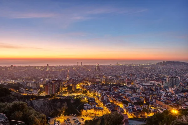 Vista Sobre Barcelona Antes Puesta Del Sol Con Mar Mediterráneo — Foto de Stock