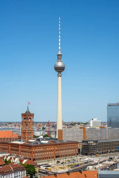 阳光灿烂的日子里著名的电视塔和柏林市政厅 — 图库照片