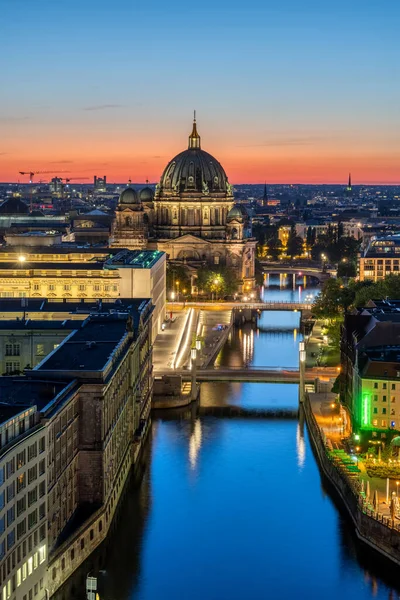 Ποταμός Spree Στο Βερολίνο Νύχτα Τον Καθεδρικό Ναό Στο Πίσω — Φωτογραφία Αρχείου