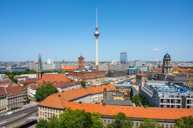 Berlin Mitte güneşli bir günde ünlü TV kulesi ve belediye binasıyla