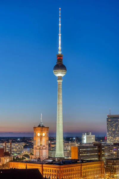 Εμβληματικός Τηλεοπτικός Πύργος Του Βερολίνου Δημαρχείο Νύχτα — Φωτογραφία Αρχείου