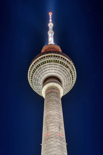Słynna Wieża Telewizyjna Berlinie Nocy Widziana Dołu — Zdjęcie stockowe