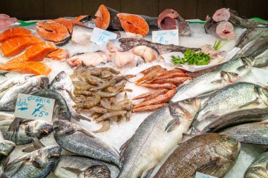 Barcelona, İspanya 'daki bir pazarda buzda balık ve deniz ürünleri görüldü.