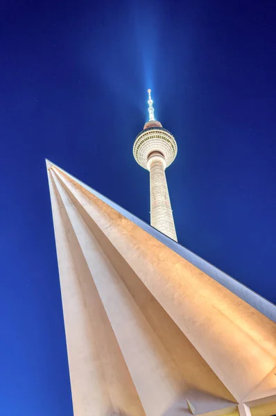 Διάσημος Πύργος Τηλεόρασης Στο Βερολίνο Νύχτα Ένα Μέρος Της Δομής — Φωτογραφία Αρχείου