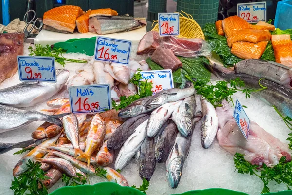 Peixes Mariscos Frescos Gelo Vistos Num Mercado Barcelona Espanha — Fotografia de Stock