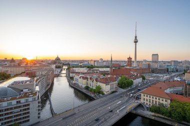 Gün batımında ikonik televizyon kulesi olan Berlin 'in merkezi.