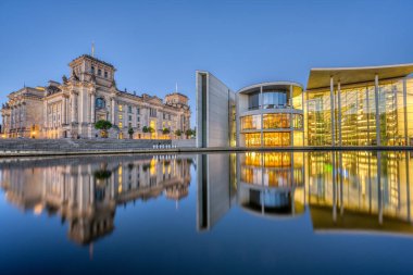 Reichstag ve Paul-Loebe-Haus nehrinin bir kısmı alacakaranlıkta Berlin 'de Spree nehrinde.