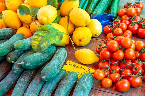 Pepinillos Tomates Limones Para Venta Mercado — Foto de Stock