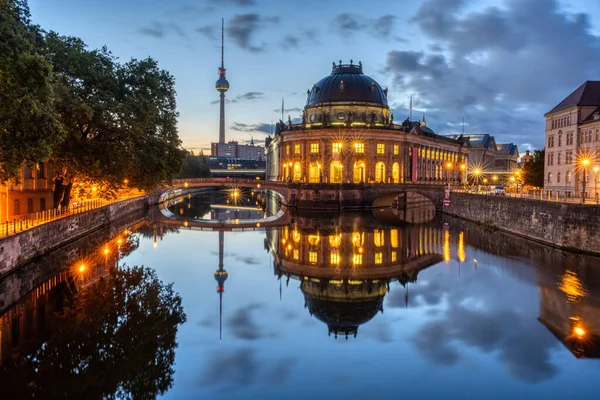 Bode Museum Television Tower Joen Spree Berliinissä Ennen Auringonnousua — kuvapankkivalokuva