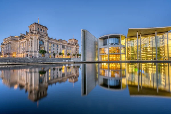 Reichstag Część Paul Lothe Haus Nad Rzeką Szprewą Berlinie Zmierzchu — Zdjęcie stockowe