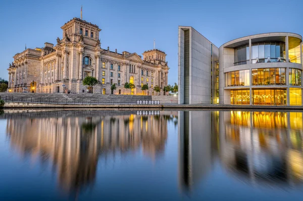 Reichstag Och Paul Loebe Haus Vid Floden Spree Berlin Gryningen — Stockfoto