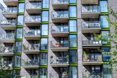 Berlin, Almanya 'da birçok balkonu olan modern bir apartmanın ayrıntıları