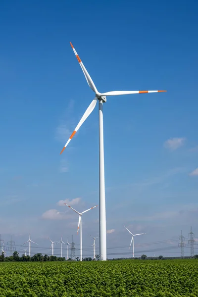 德国阳光明媚的日子里 风力涡轮机上有电线 — 图库照片