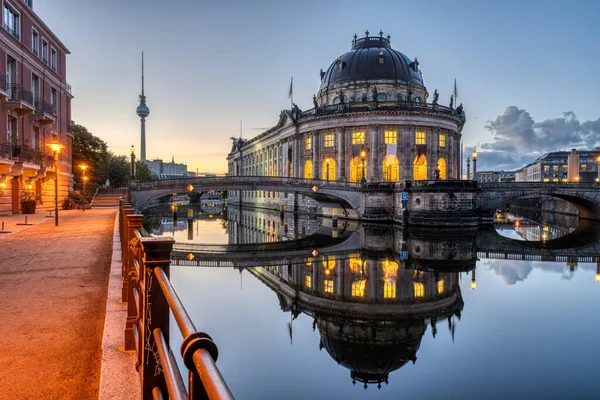 Berlin Bode Müzesi Televizyon Kulesi Ile Güneş Doğmadan Önce Spree — Stok fotoğraf