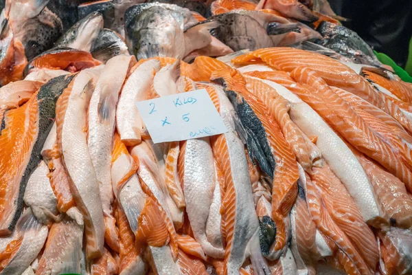 西班牙市场出售的鲑鱼片 — 图库照片