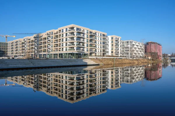 Moderní Bytové Domy Dokonalým Odrazem Malém Kanálu Vidět Berlíně Německo — Stock fotografie