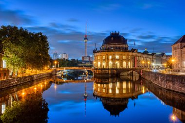 Bode Müzesi ve Televizyon Kulesi, Berlin 'deki Spree Nehri' ne gece yansıdı.