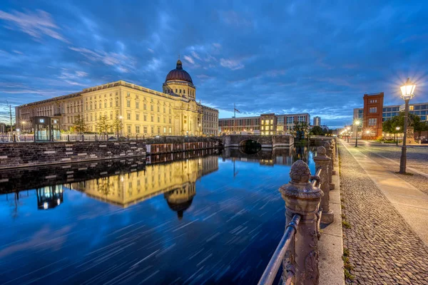 Det Ombyggda Berlinpalatset Speglas Liten Kanal Före Soluppgången — Stockfoto