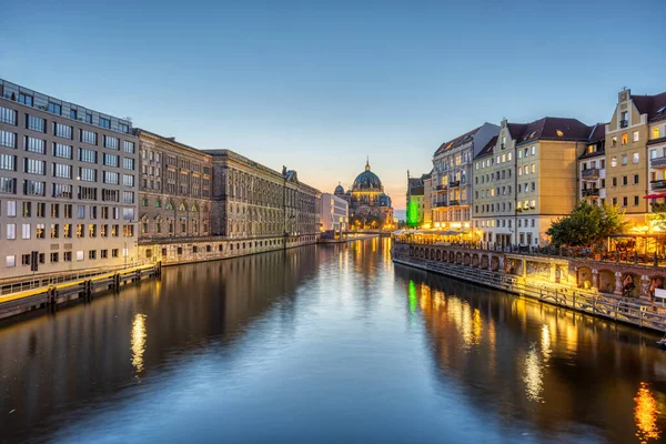 Gün Batımından Sonra Nicolaiviertel Katedral Ile Berlin Spree Nehri — Stok fotoğraf