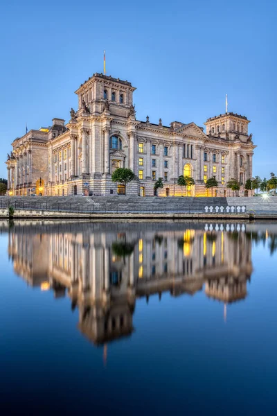 黎明时分柏林的国会大厦映照在斯普雷河畔 — 图库照片
