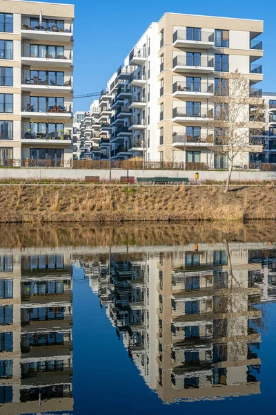 Новые Многоквартирные Дома Прекрасным Отражением Небольшом Канале Берлине Германия — стоковое фото