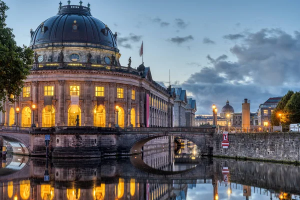 黎明时分参观柏林的博德博物馆 后面是重建的故宫 — 图库照片