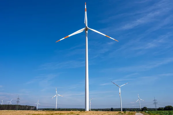 德国的现代风力涡轮机和电线 — 图库照片