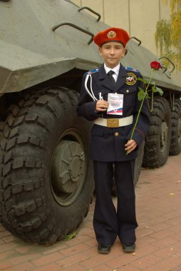 zırhlı asker taşıyıcı ile genç öğrenci