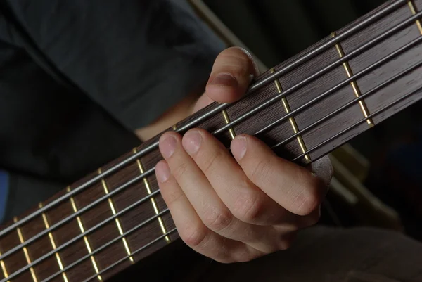 Hombre tocando una guitarra — Foto de Stock