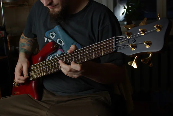 Hombre tocando una guitarra roja — Foto de Stock