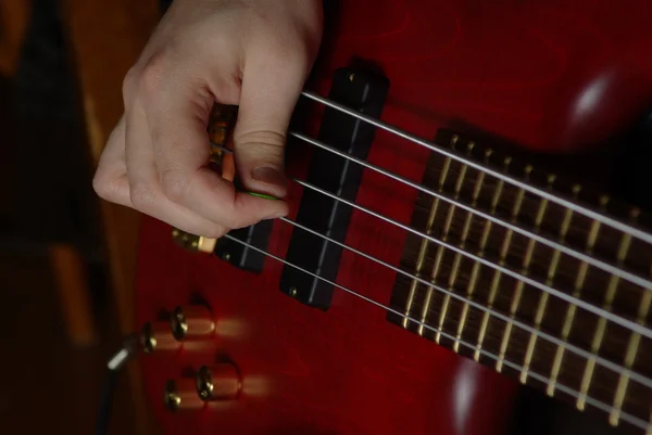 Auf einer roten Gitarre spielen — Stockfoto