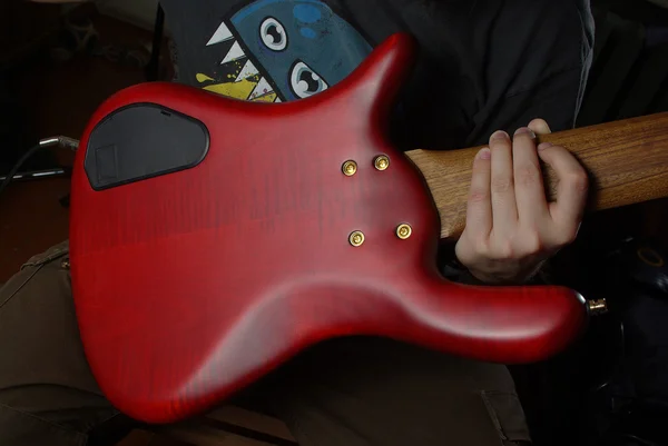 Rote Gitarre in der Hand — Stockfoto