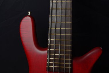 Kırmızı bas gitar