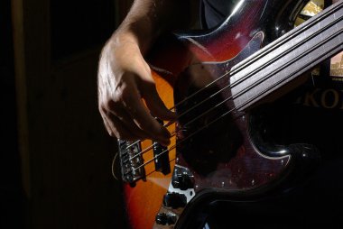 bir bas gitar çalmaya adam