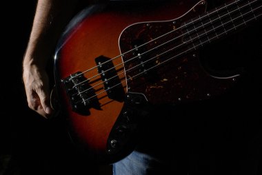 bas gitar ile adam