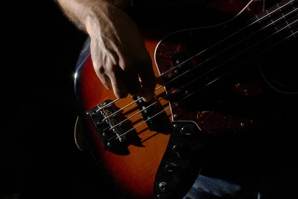 Hombre tocando un bajo eléctrico — Foto de Stock