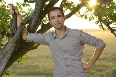 adam sahada ağacının altında