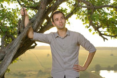 adam sahada ağacının altında